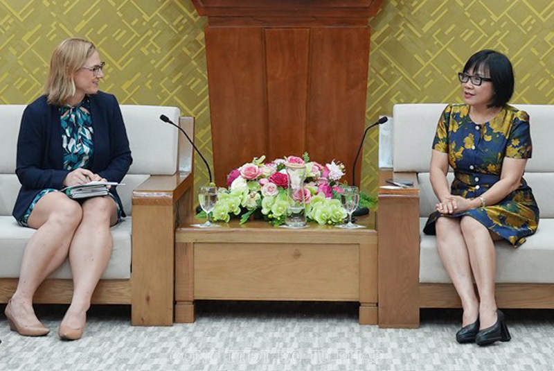 Thứ trưởng Bộ Tư pháp Đặng Hoàng Oanh tiếp Phó Đại sứ Hoa Kỳ tại Việt Nam